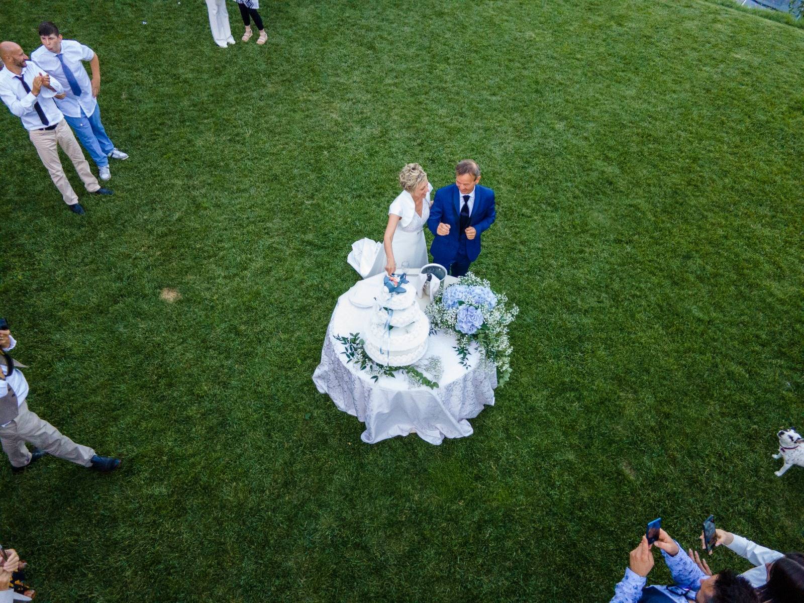 Allestimento tavoli per matrimonio in agriturismo