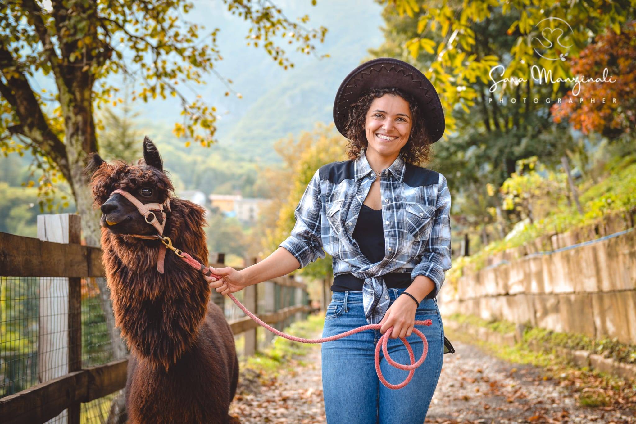 Ragazza sorridente durante uno shooting fotografico alla Scuderia della Valle